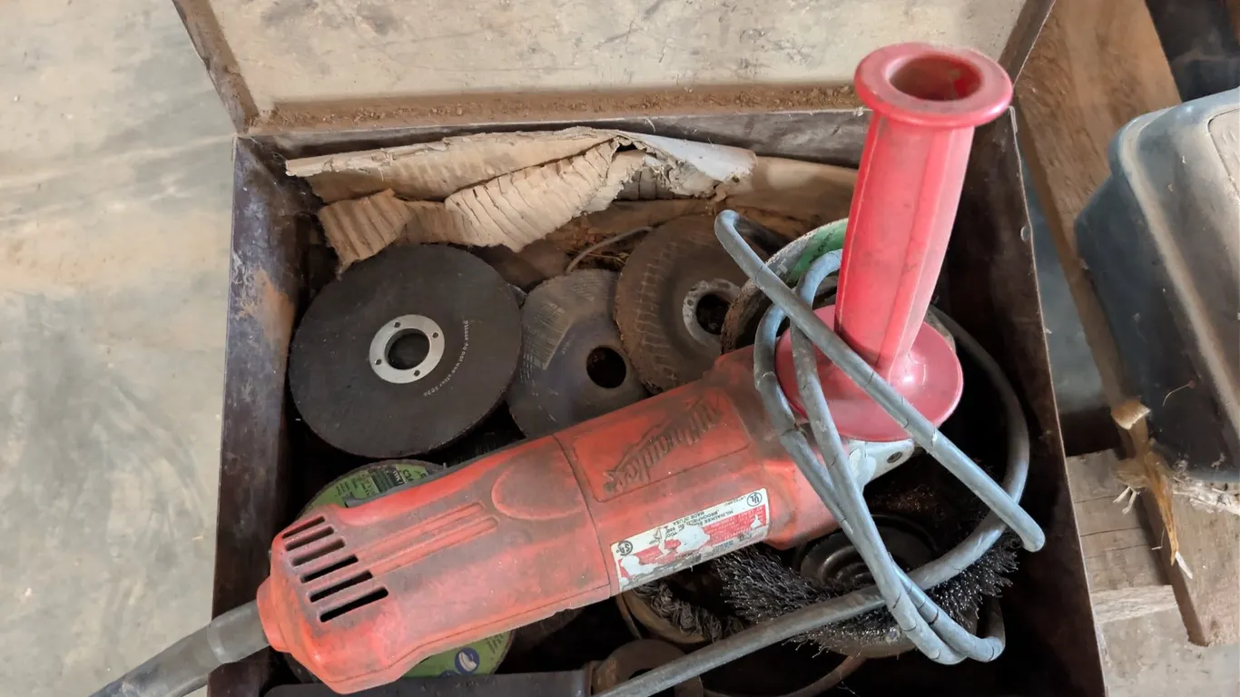 ANGLE GRINDER