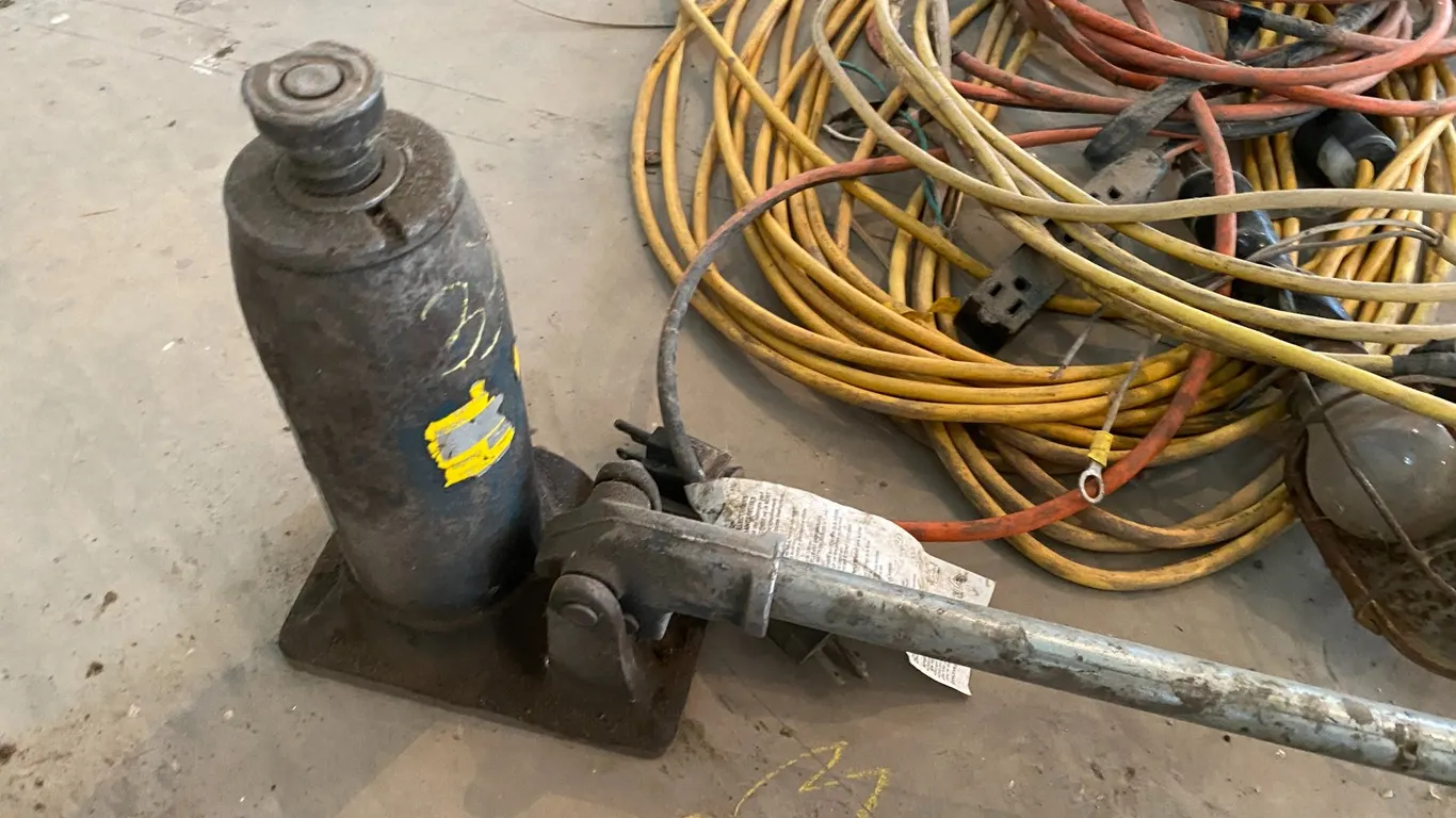BOTTLE JACK