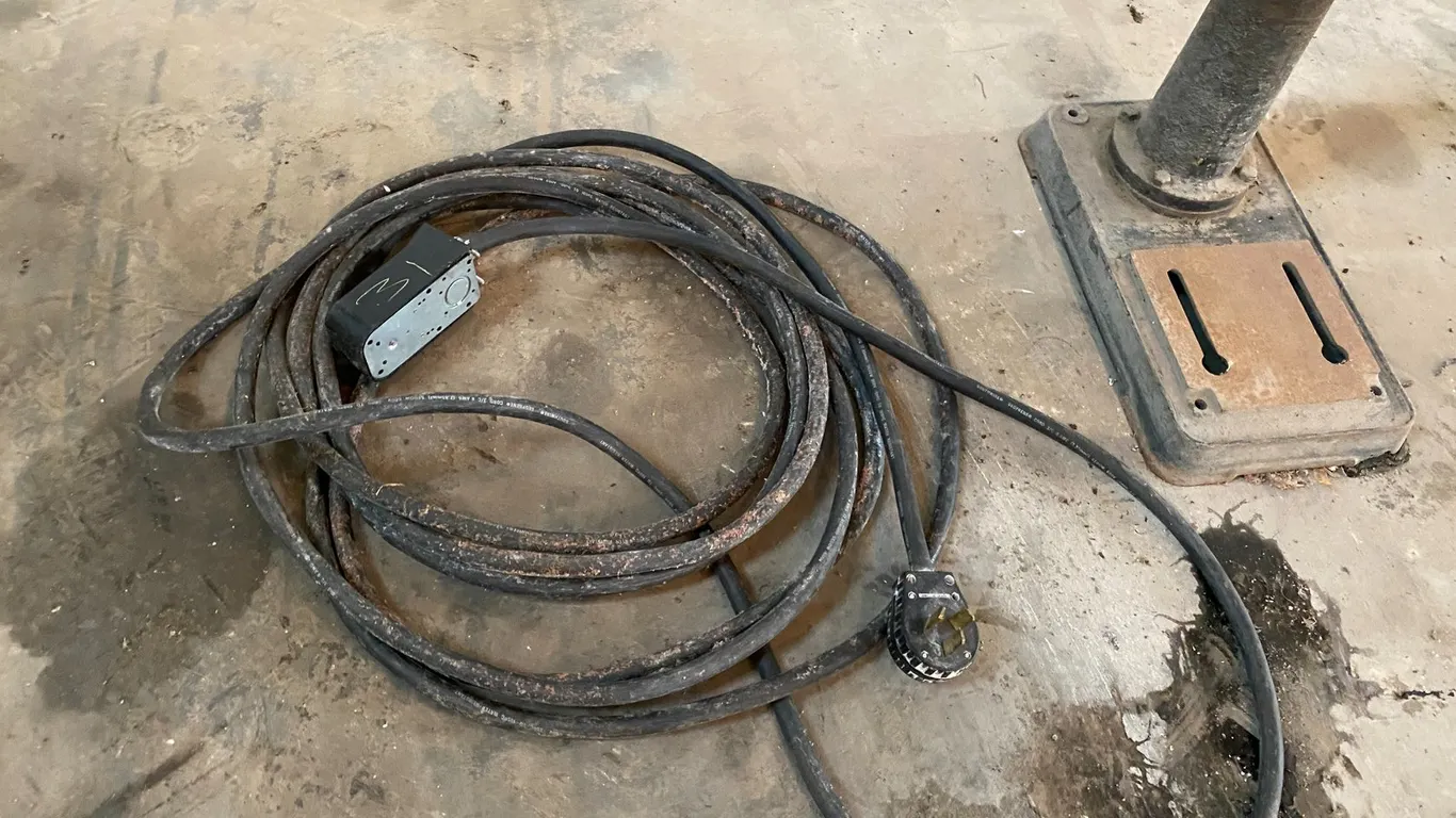EXTENSION CORD