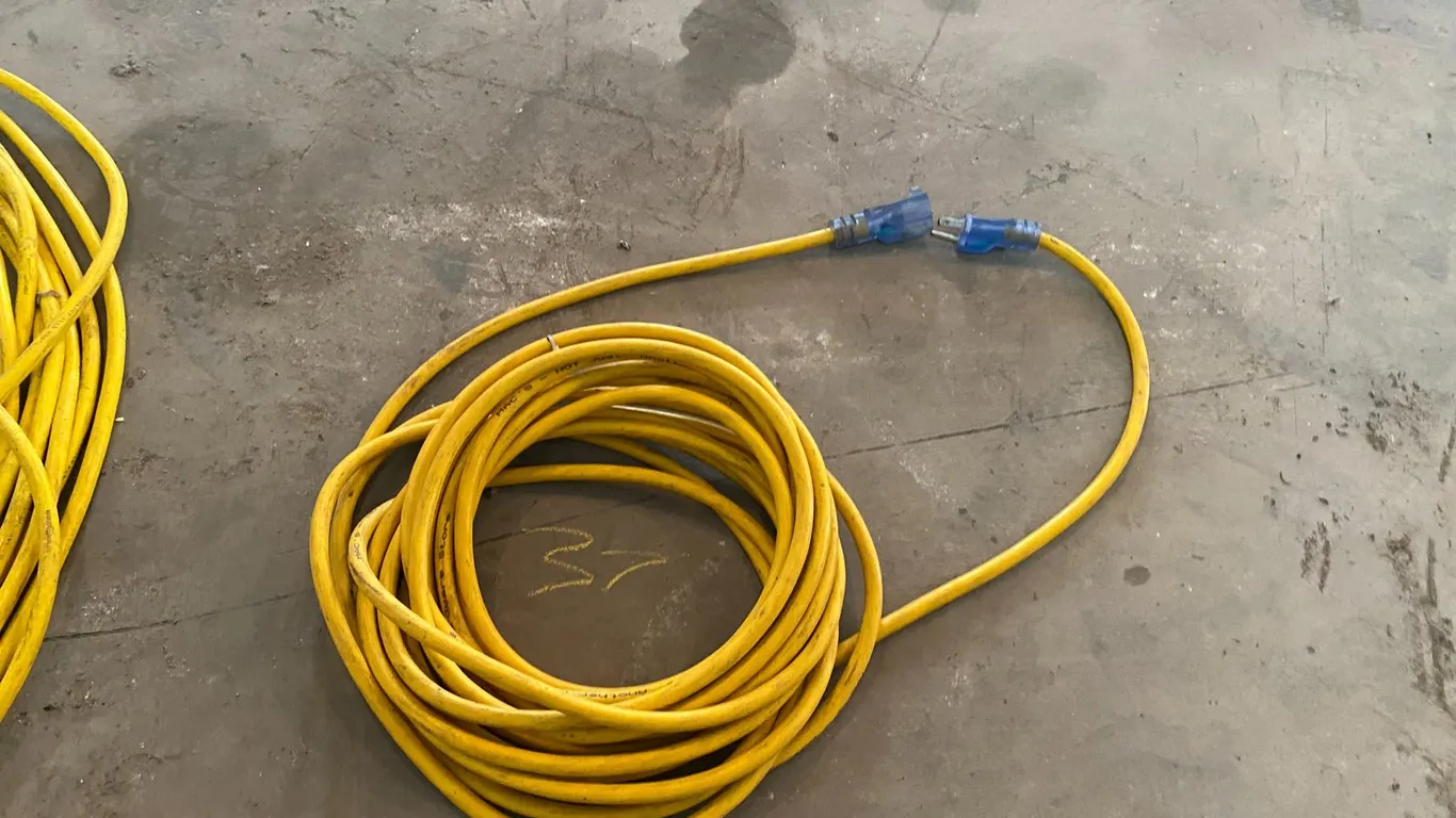 EXTENSION CORD