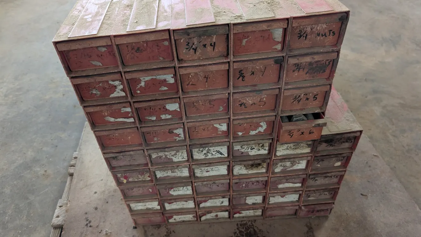 ORGANIZER WITH HARDWARE