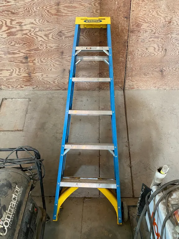 STEP LADDER
