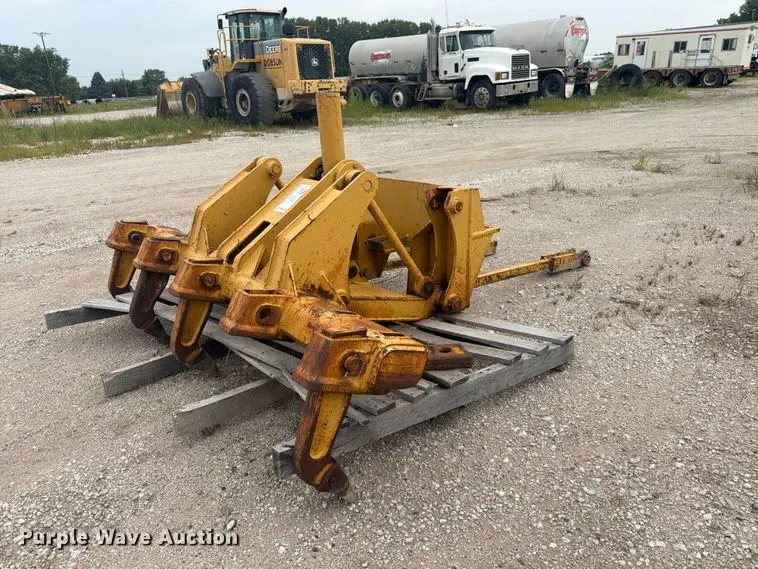 2001 Diamond Attachments 140H ripper