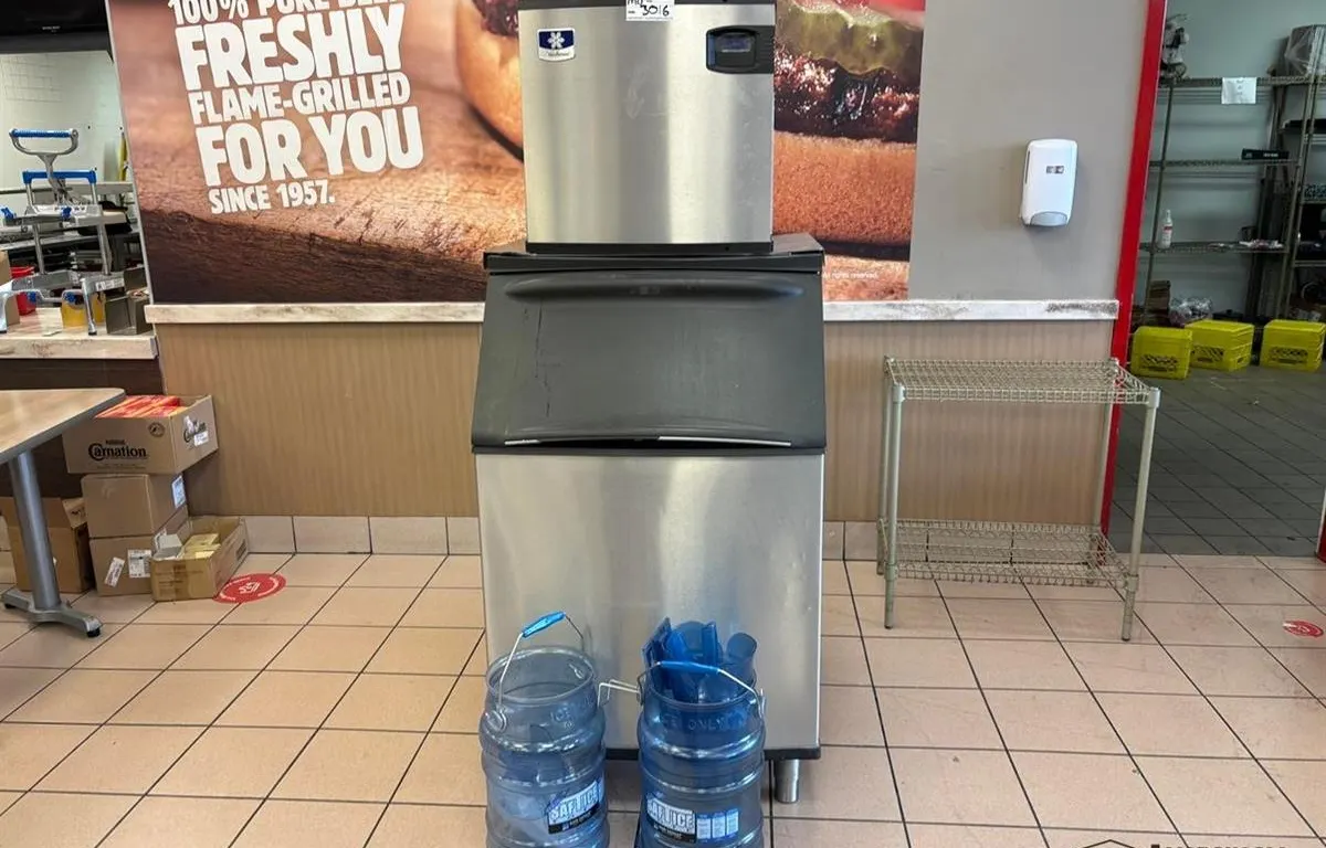 Manitowoc B570 Ice Bin With IY0524A Ice Maker
UNRESERVED