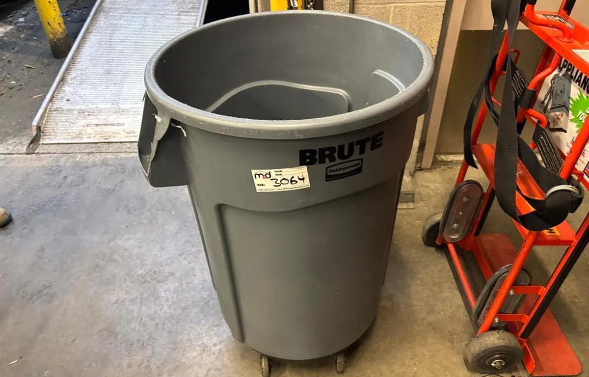 Rubbermaid Brute Rolling Trash Container
UNRESERVED