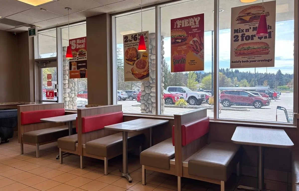 Restaurant Booth Seating w/ Laminate Tables
UNRESERVED