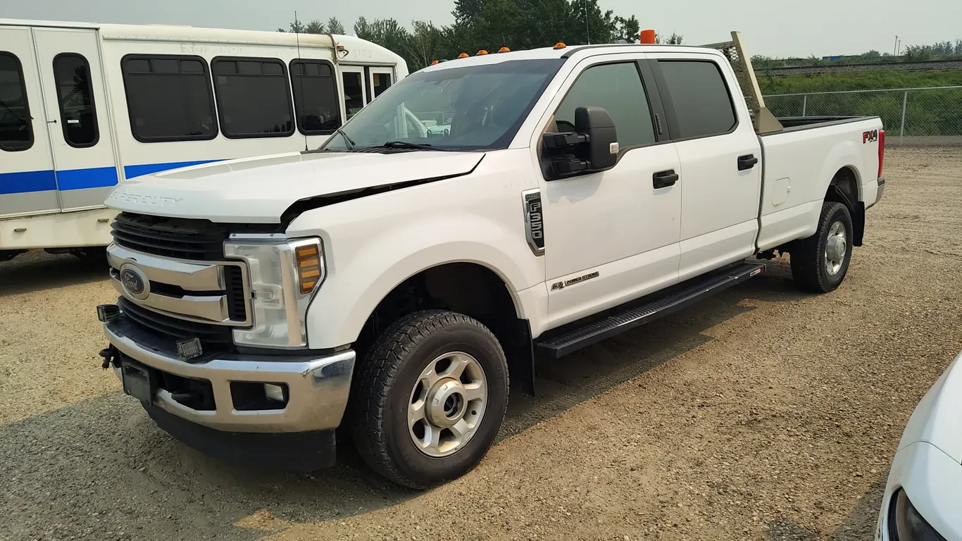 Non-Operable 2019 Ford F-350 Super Duty 4x4 XLT 4dr Crew Cab 8 ft. LB SRW Pickup