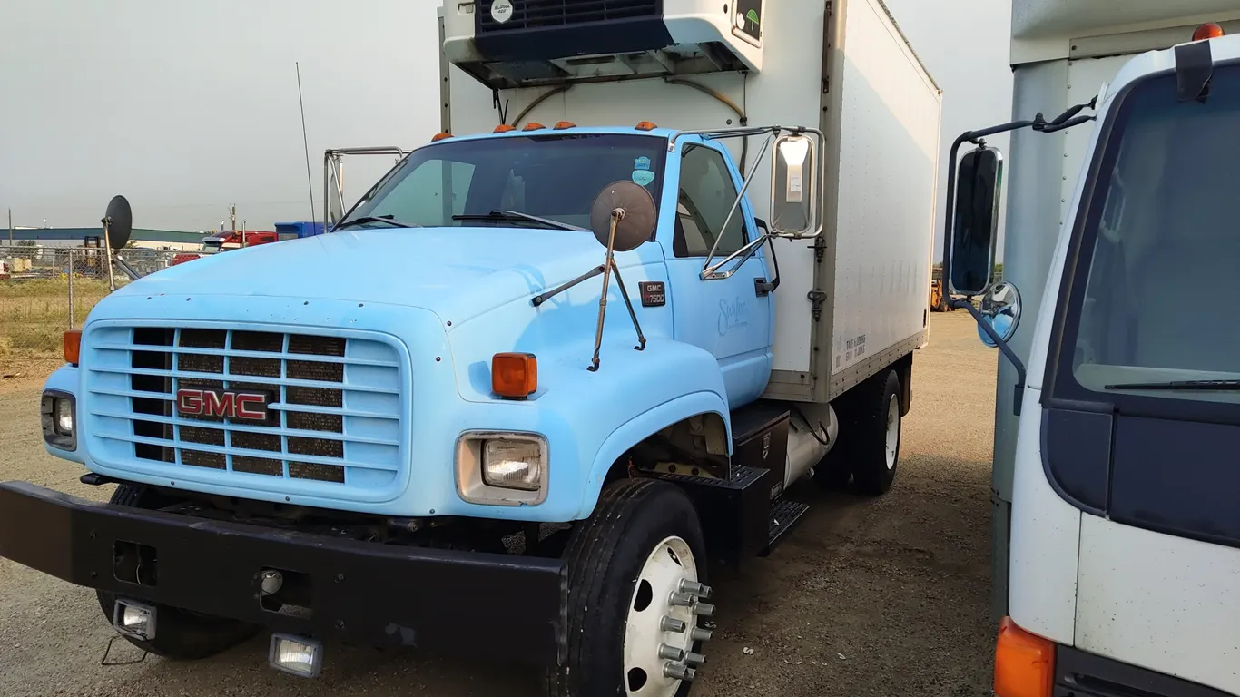 Non-Operable 1998 GMC C7500 S/A Cube Van