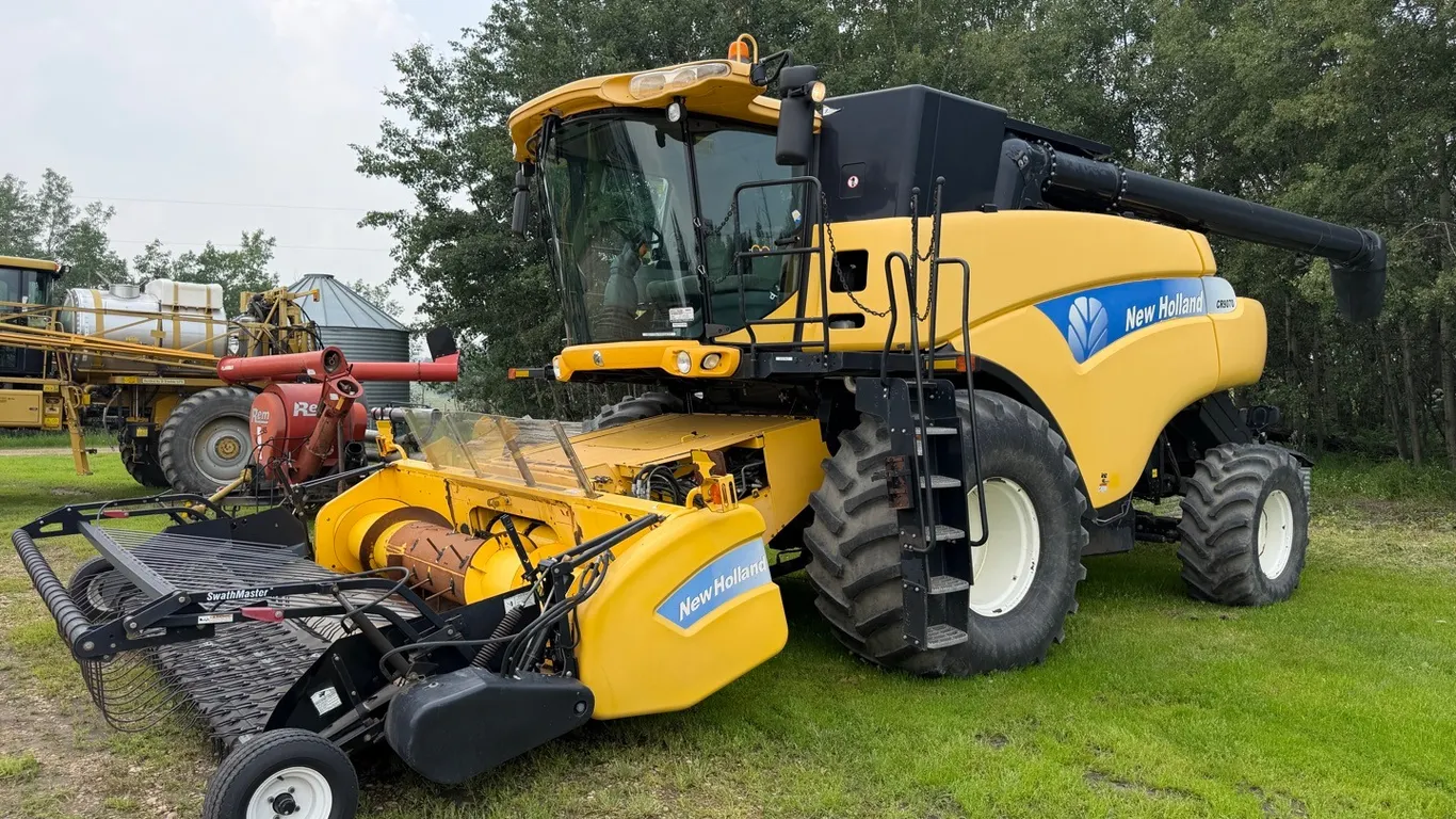 New Holland 9070 Twin Rotor Combine w/ p/u Header, 2951hrs eng, 1924hrs thresh