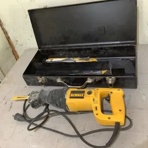 DeWalt reciprocating saw, working