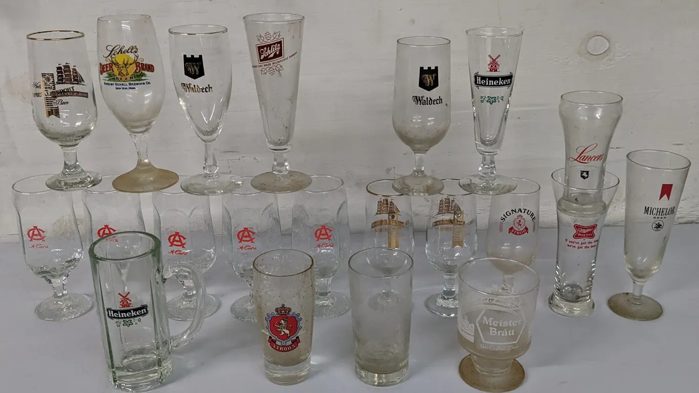 21 ASSORTED VINTAGE & MODERN BEER GLASSES