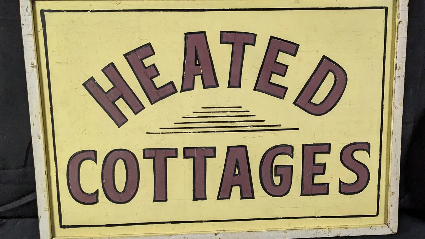 VINTAGE WOOD SIGN HEATED COTTAGES (2 SIDED) REFLECTIVE LETTERING