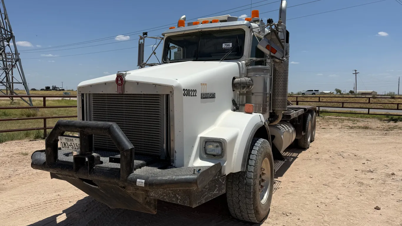 2007 KENWORTH T8 SERIES TANDEM AXLE DAY CAB TRUCK TRACTOR VIN: 1XKDDB0X67R168976