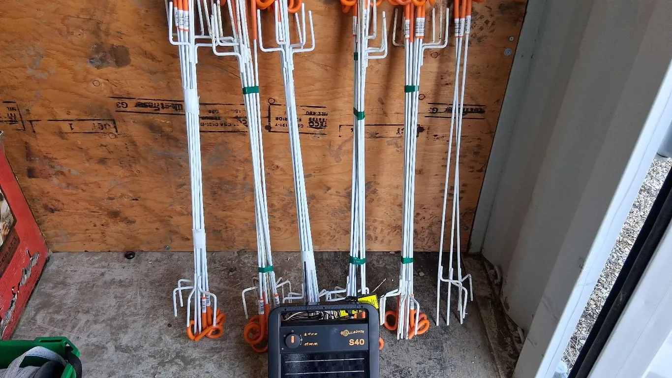 Gallagher S40 Electric Fencer and 53 Pigtail Posts (WC)