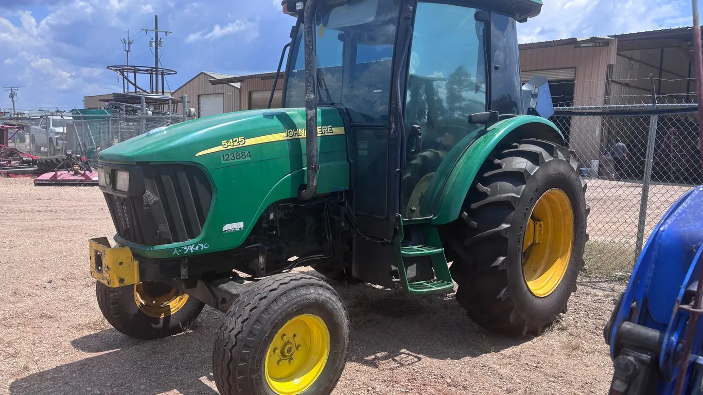 JOHN DEERE 5425 TRACTOR | FOR PARTS/REPAIRS