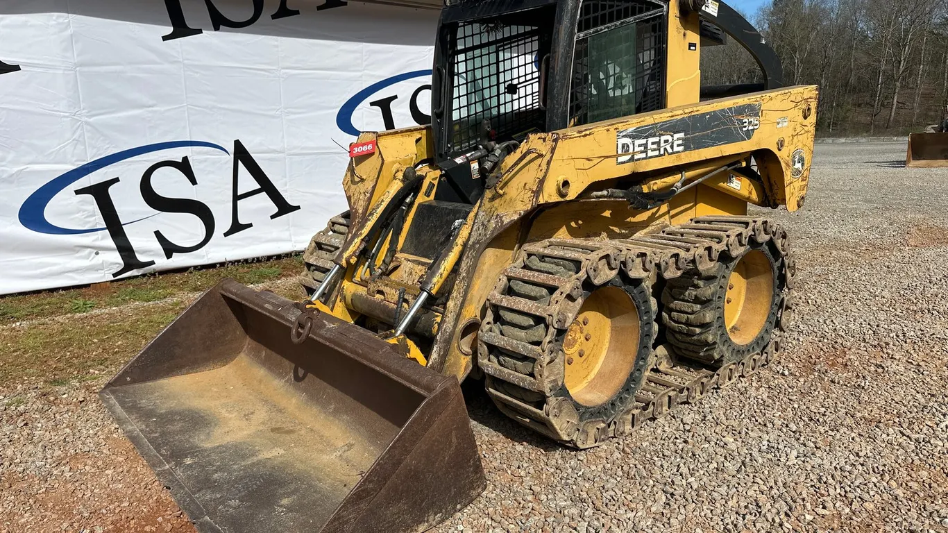 Deere 325 Wheeled Skid Steer