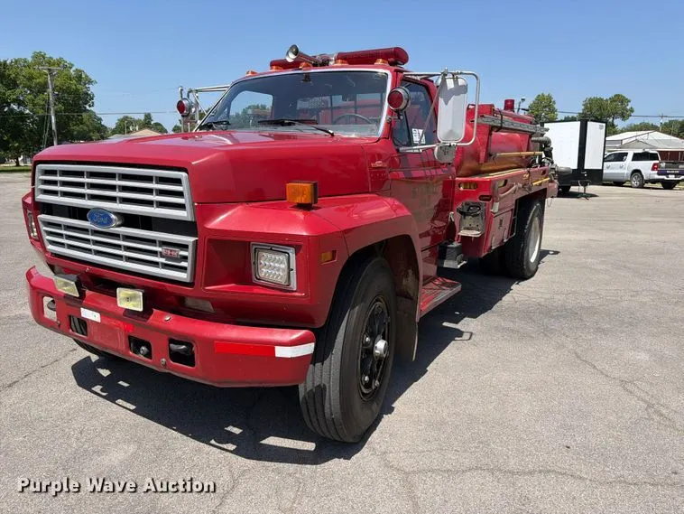 1985 Ford F800 pumper fire truck