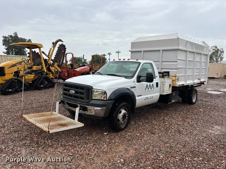 2006 Ford F450 Super Duty chipper truck
