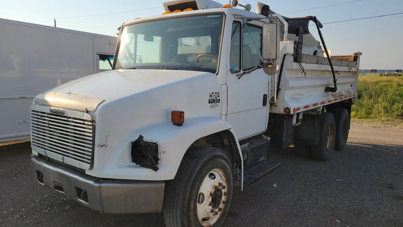 Non-Operable 2000 Freightliner FL80 T/A Dump Truck