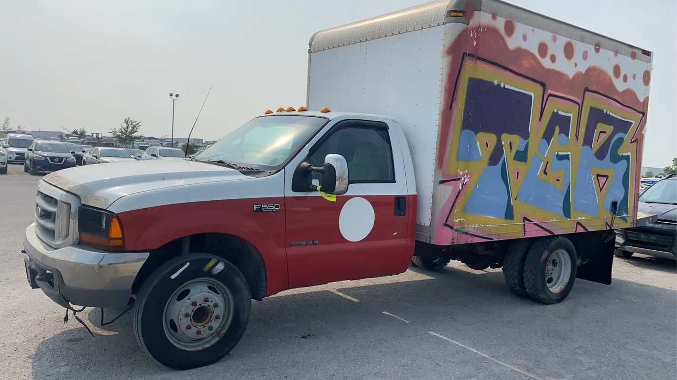 Non-Operable 2000 Ford F-550 Super Duty S/A Cube Van