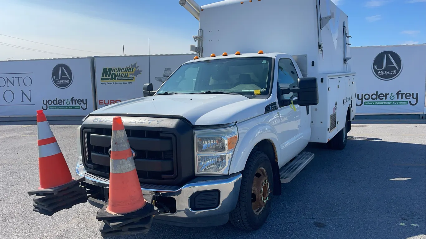 Non-Operable 2011 Ford F-350 Super Duty XL S/A Service Truck