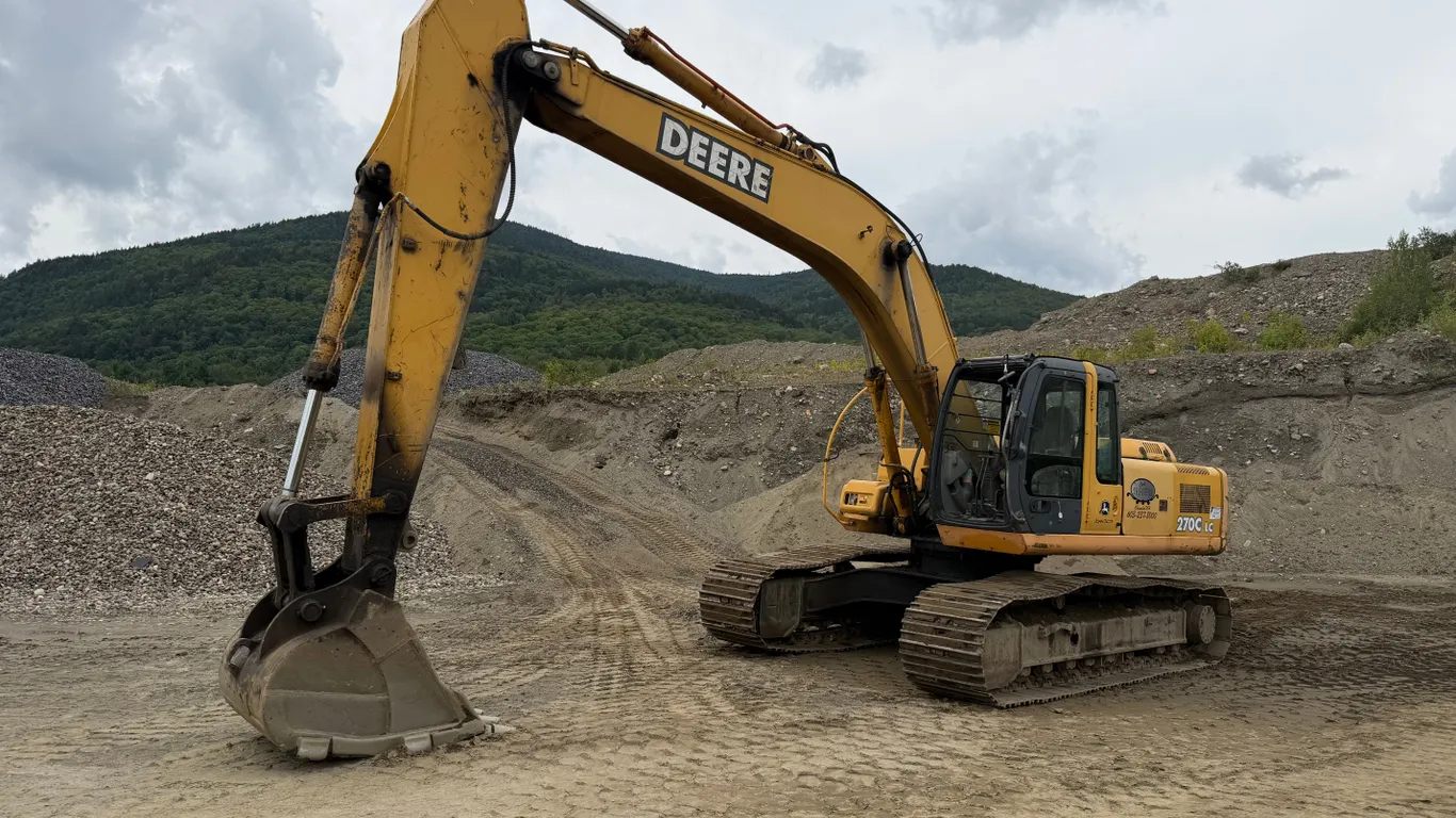2004 DEERE 270C LC HYDRAULIC EXCAVATOR SN: FF270CX702216