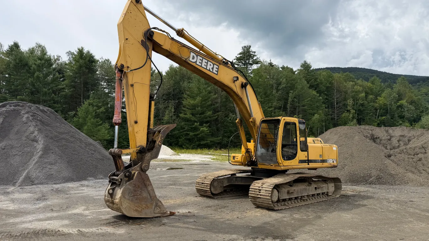 2001 DEERE 230LC HYDRAULIC EXCAVATOR SN: 600936