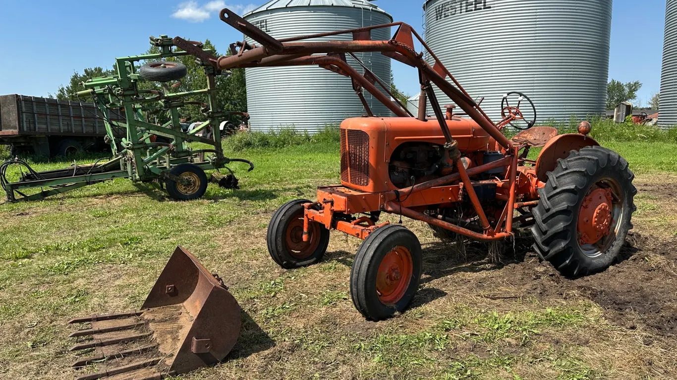 Allis-Chalmers 2WD Tractor w/ Ldr