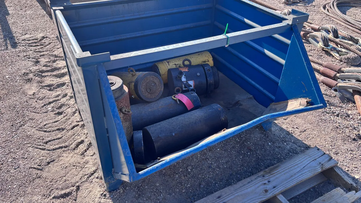 (7) VARIOUS HYDRAULIC CYLINDERS