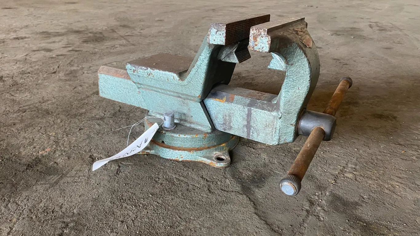 BENCH VISE