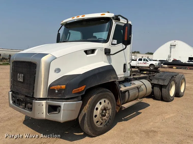 2015 Caterpillar CT660 semi truck