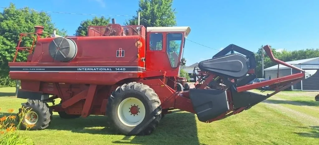 1984 International 1440 Combine. 3308 +/- Hours
