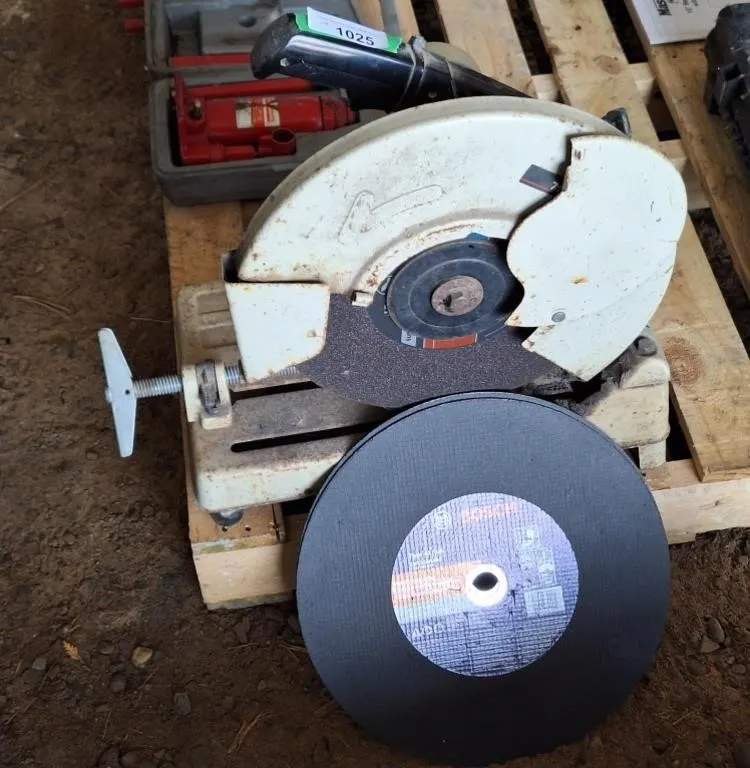 Makita portable cut off saw with extra blades