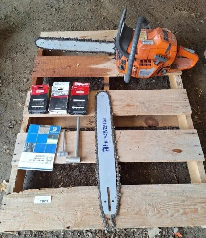 Husqvarna 372XP chainsaw and 18" & 20" bars