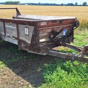 International manure spreader. No beater.