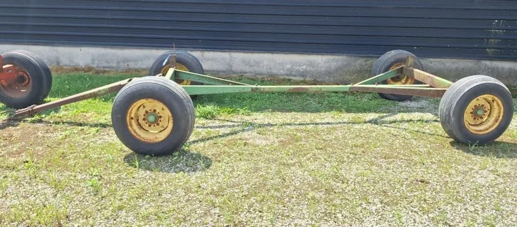 John Deere 965 wagon running gear with 9.5L-15