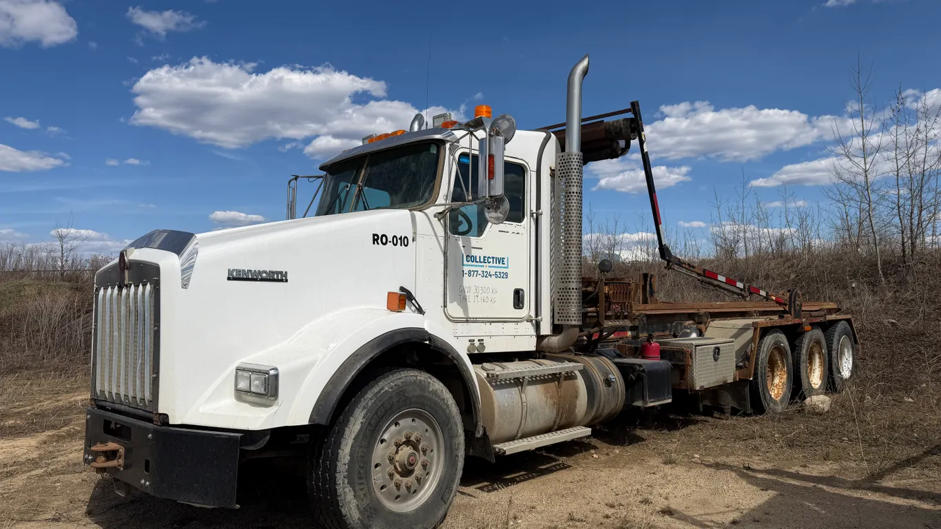 Non-Operable 2016 Kenworth T800 Tri Roll Off Truck