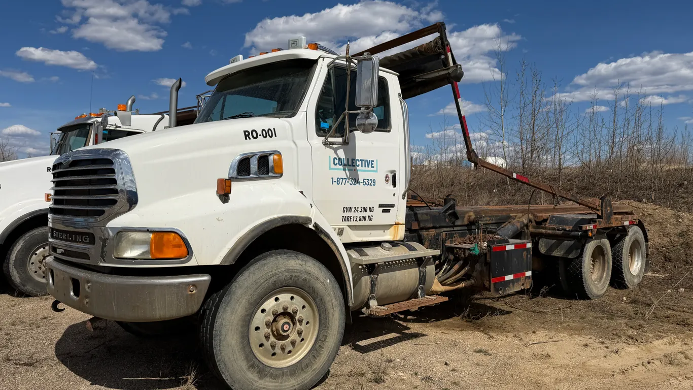 Non-Operable 2006 Sterling LT9500 Series T/A Roll Off Truck
