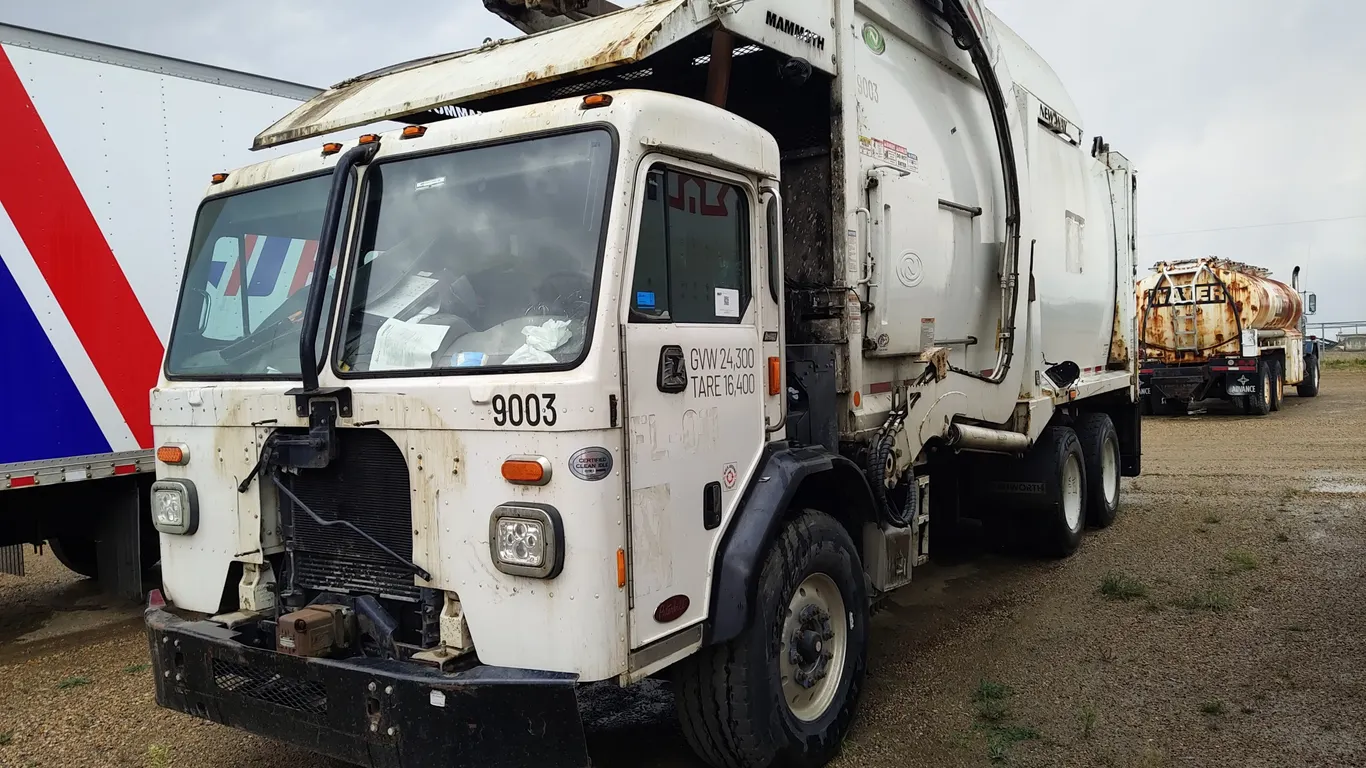 Non-Operable 2019 Peterbilt 520 T/A Refuse Truck
