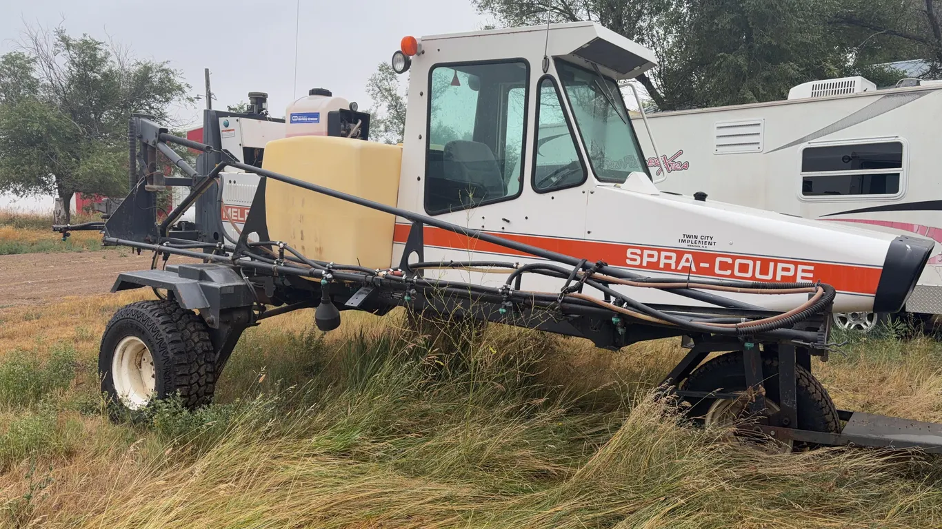 Melroe 216 Spray Coupe