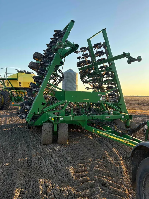 John Deere 1890 Airseeder with John Deere 1910 Cart