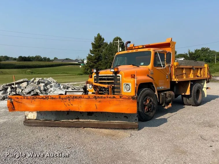 1985 Navistar 1954 dump truck