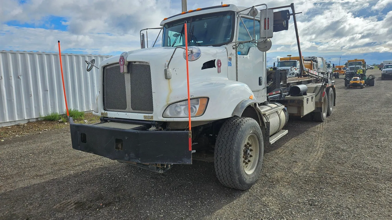 2012 Kenworth T4 Series T/A Roll Off Truck