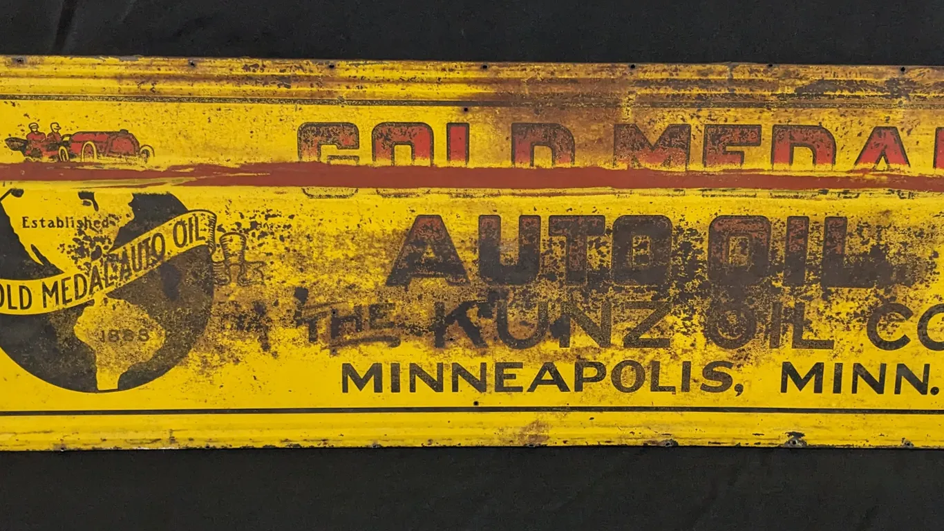 TIN SIGN GOLD MEDAL AUTO OIL THE KUNZ CO MINNEAPOLIS MINNESOTA