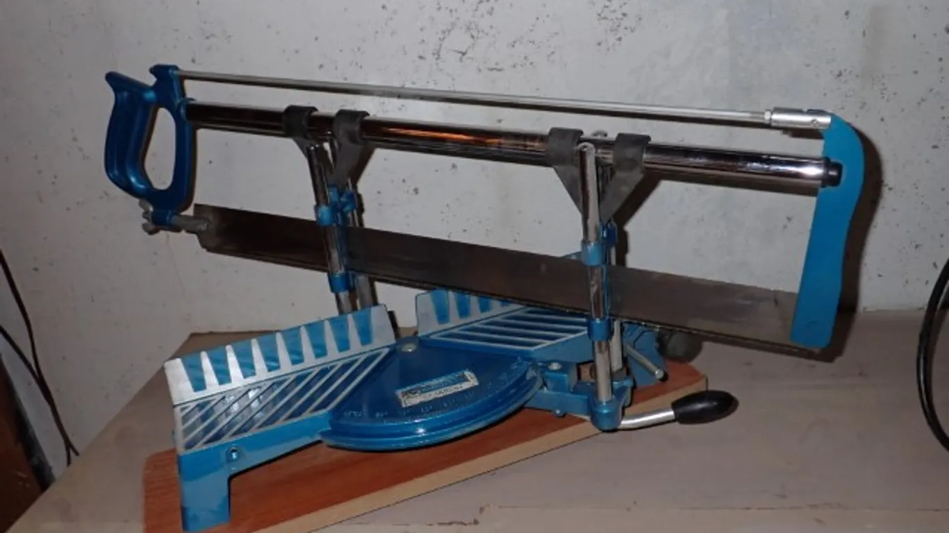 Precision miter Saw