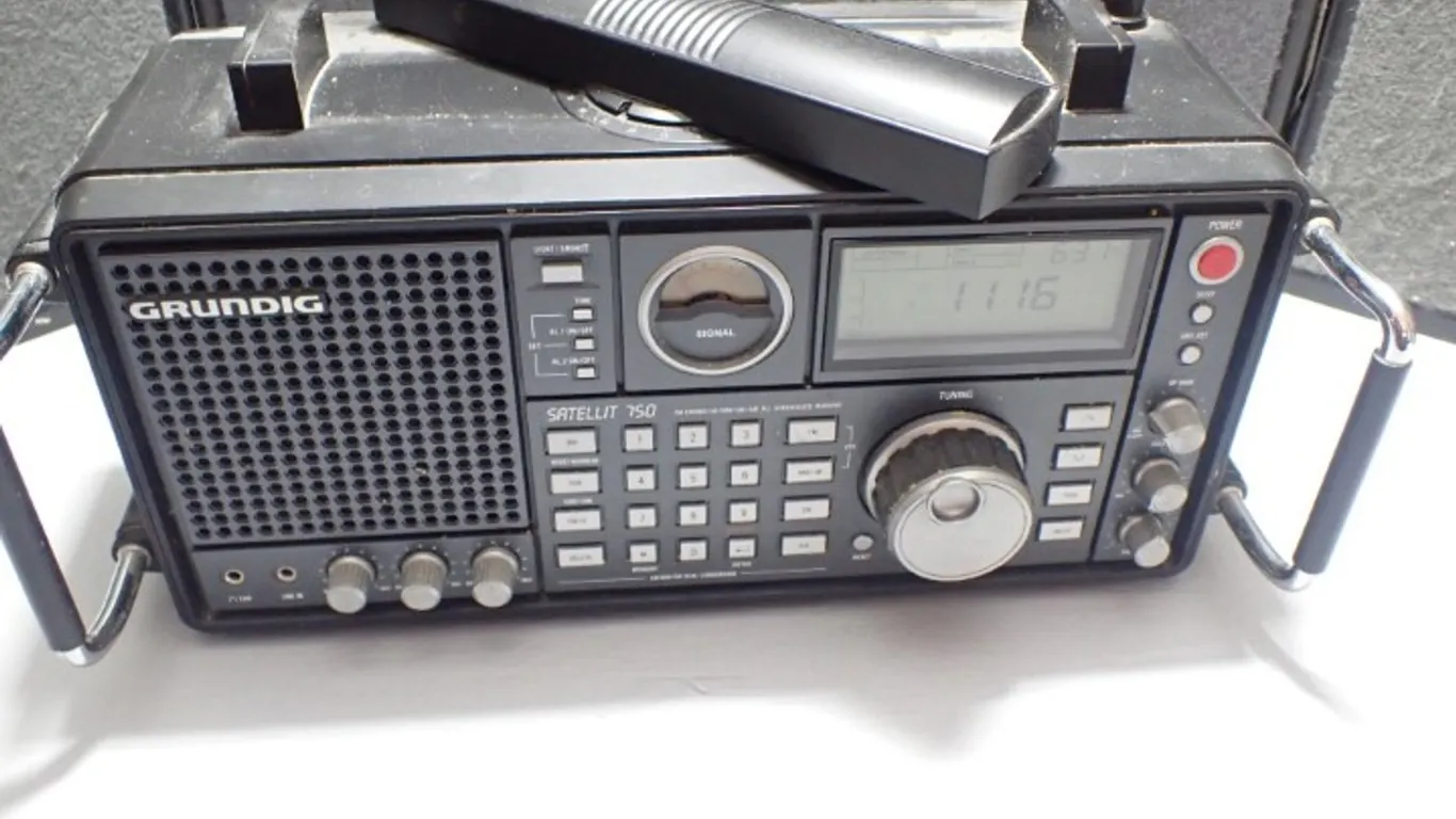 GRUNDIG Satellit 750 Shortwave Radio