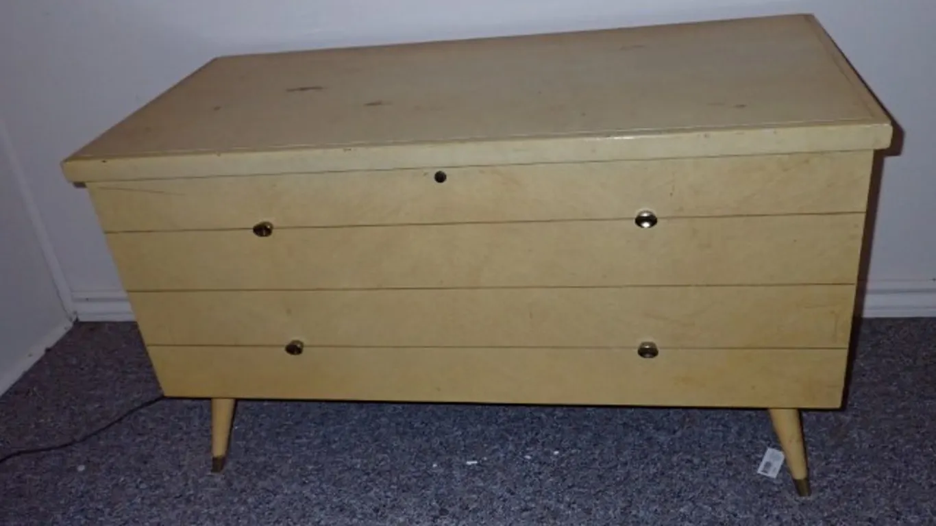 Honderich Cedar Chest