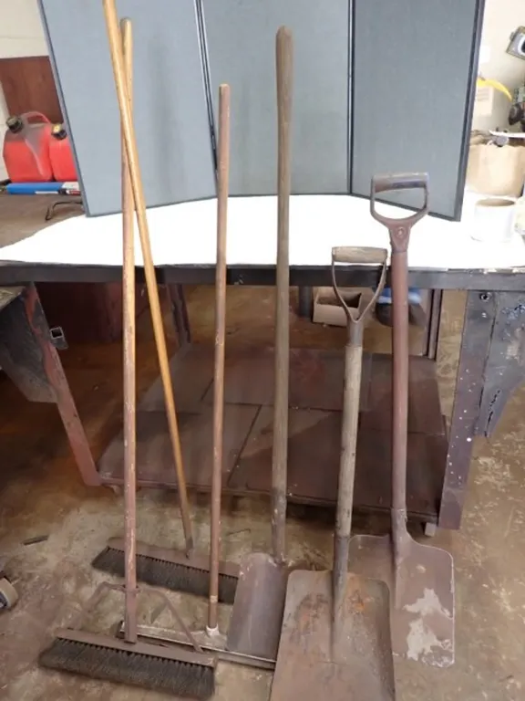 Long handles Shop Brushes and Shovels
