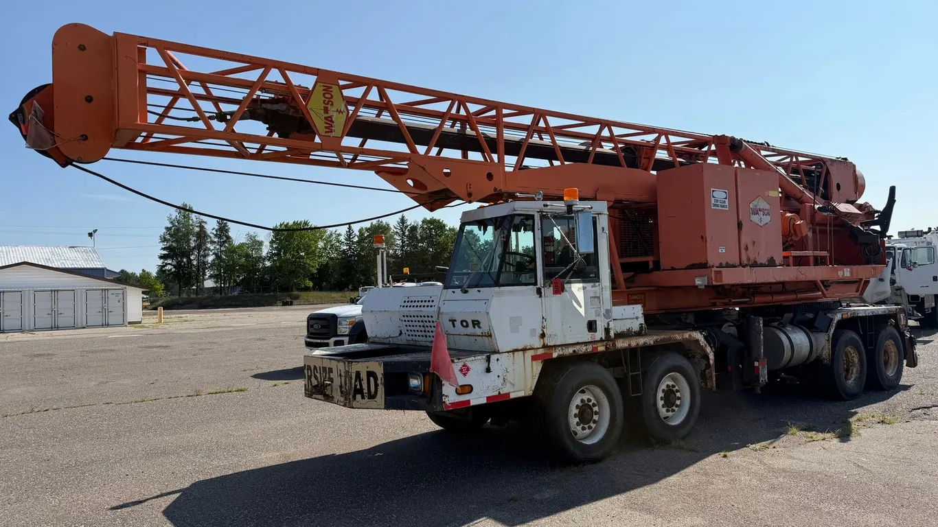 2002 TOR Truck DR 4280 Crane Truck