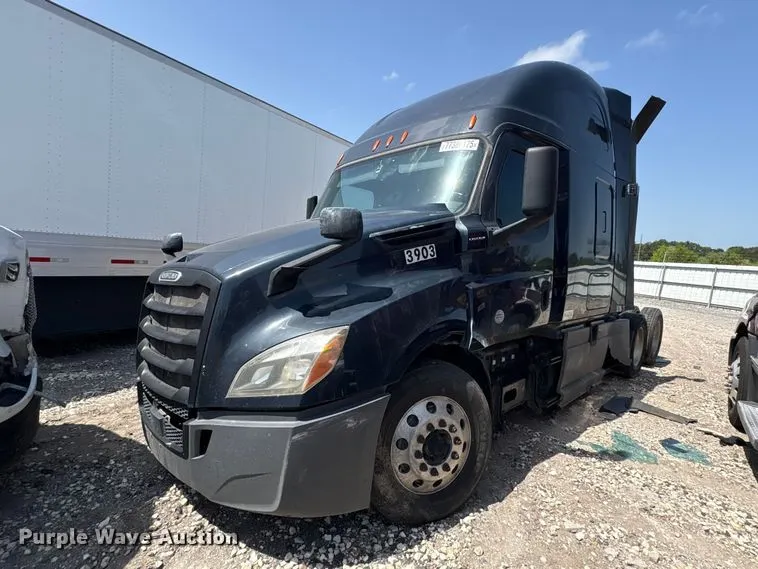 2019 Freightliner Cascadia 126 semi truck